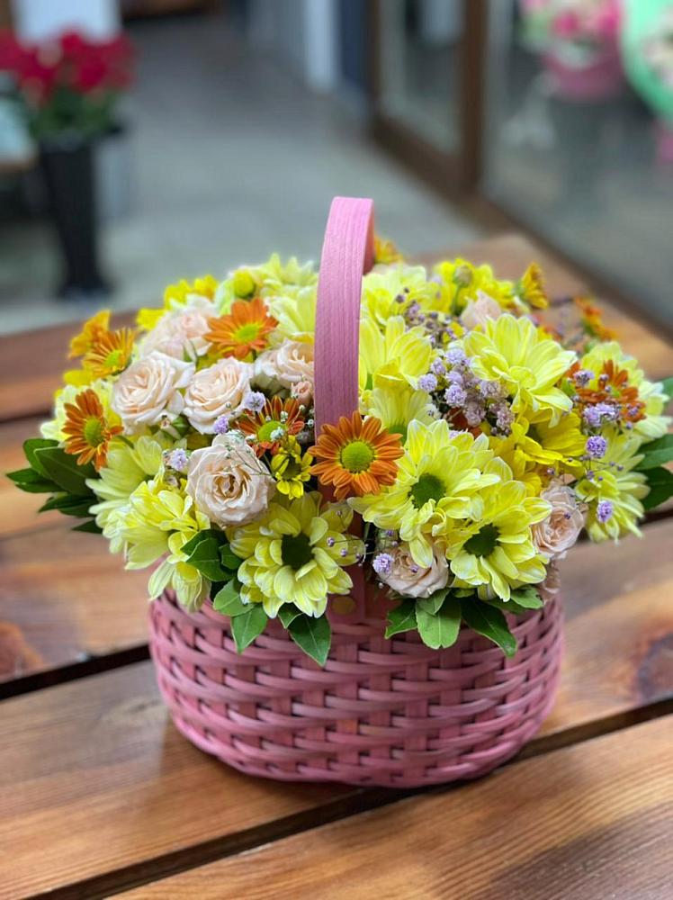 Цветочная композиция из Хризантемы и Розы в корзине в Иншинский