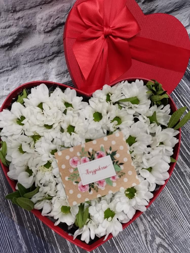 Цветочная композиция из Хризантемы в виде сердца в Иншинский